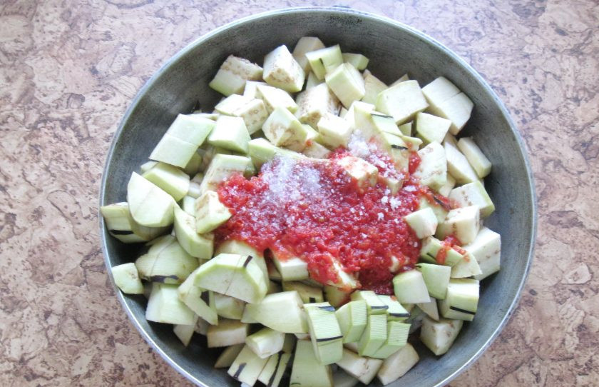 1. Этап. Баклажанная икра жареная: Налейте подсолнечное масло, добавьте соль и сахар.