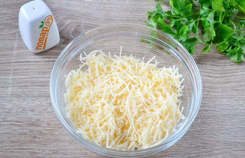 1. Этап. Сырные шарики во фритюре: Сыр натрите на мелкой терке.