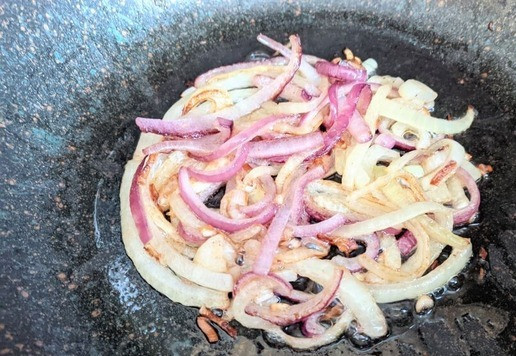 1. Этап. Сэндвич «Патти Мелт» с индейкой: На горячую сковороду наливаем половину растительного масла и сливочного. Кладём лук и обжариваем до золотистости. Убираем со сковороды.