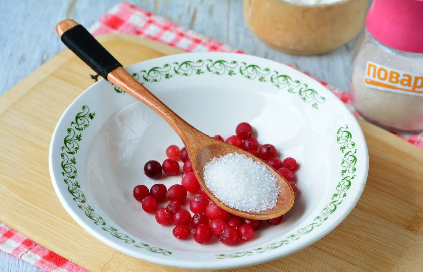 1. Этап. Слойки из слоеного теста с клюквой: Для начинки смешайте клюкву с сахаром и перемешайте. Если клюква заморожена, разморозьте ее.