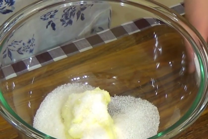 1. Этап. Печенье Роза ветров: 1. Просеянную муку смешайте с разрыхлителем. Мягкое сливочное масло взбейте с сахаром и ванильным сахаром с помощью миксера.