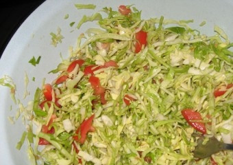 1. Этап. Капуста с помидорами: Собираем все ингредиенты для салата, посыпаем черным перцем, добавляем майонез, перемешиваем и подаём на стол:)