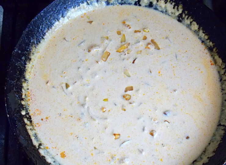 1. Этап. Свиная вырезка рассольная: Влейте сливки, доведите до кипения и варите 2-3 минуты.