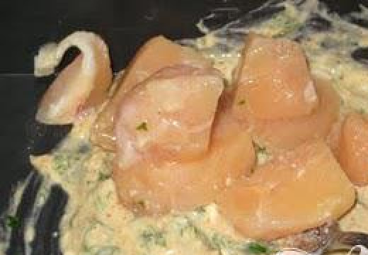 1. Этап. Куриный Кабоб: Обвалять куриное филе в маринаде. Добавить сок 1/2 лайма. Обложить курочку маринадом и отложить в холодильник на 1-2 часа.