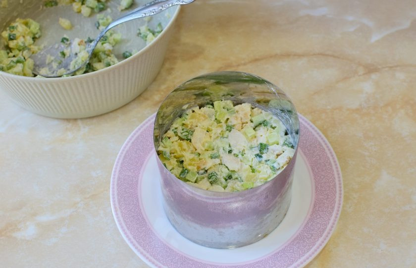 1. Этап. Салат с треской и огурцом: Готовый салат можно выложить в подходящий салатник или сделать порционную подачу, формируя его в кольце.