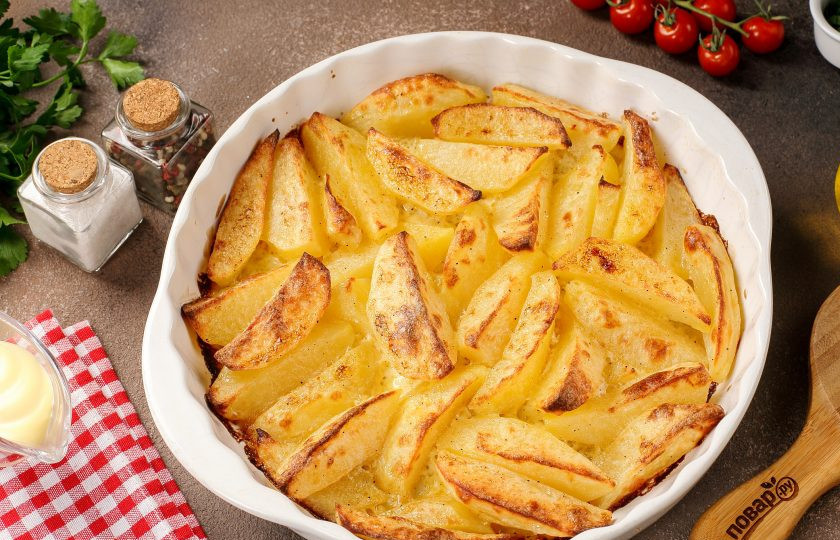 1. Этап. Картофель по-студенчески: Запекайте картофель в духовке при температуре 180-200 градусов около 30-40 минут. Ориентируйтесь на особенность своей духовки. Готовность картофеля можно проверить ножом.