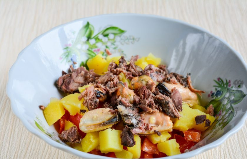 1. Этап. Салат с мидиями и овощами: Перемешайте овощи, яйца, мидии и добавьте кусочки сардин. Добавьте специи по вкусу.