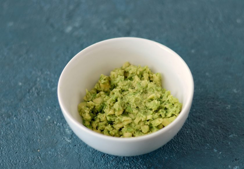 1. Этап. Паста с гуакамоле: Авокадо очистите и раздавите в пюре вилкой. Сбрызните соком лайма.