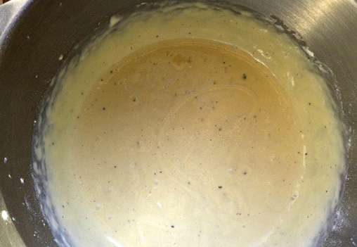 1. Этап. Сардельки в кляре: Приготовим кляр. В глубокой емкости смешиваем: 50 мл коровьего молока, соль, сахар, специи, майонез и яйца. Тщательно все взбиваем и добавляем муку, перемешиваем до однородности.