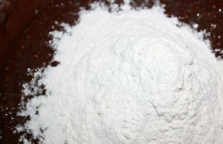 1. Этап. Брауни с начинкой: 2. После этого соедините шоколад и сливочное масло, растопите (лучше на водяной бане) и остудите до комнатной температуры. Далее к яичной смеси добавьте шоколадную смесь и сахар, а также муку. Перемешайте все тщательно. Лучше это делать деревянной лопаткой.