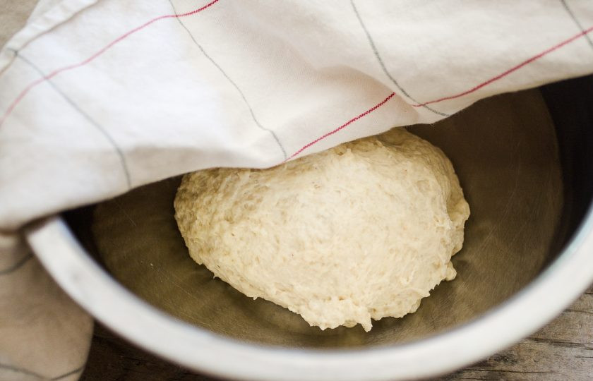 1. Этап. Начинка для пиццы с фаршем: 1. Дрожжевое тесто выложите в миску, накройте полотенцем и оставьте, чтобы оно подошло.