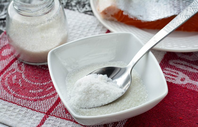 1. Этап. Засолка семги: Смешайте в небольшой емкости соль, сахар и немного черного перца.