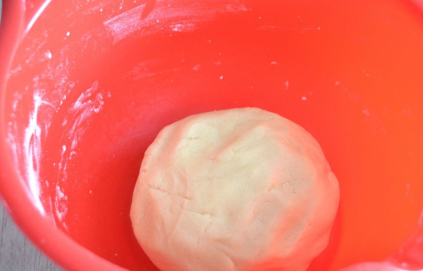 1. Этап. Маковый пирог со сметанной заливкой: Замесите тесто, соберите его в шар, заверните в пленку и уберите в холодильник на 30-60 минут.