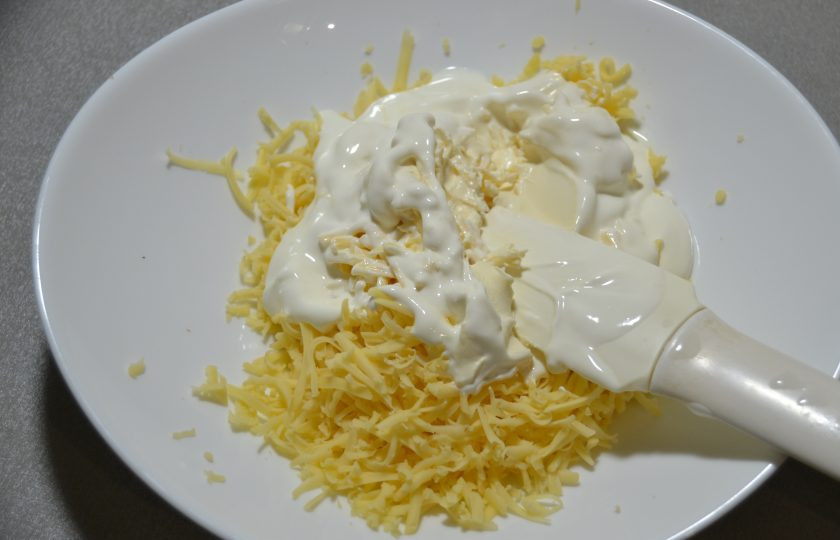1. Этап. Пицца по-немецки: В сыр добавьте сметану.