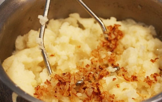 1. Этап. Начинка из картошки для пирожков: 4. Добавьте лук к картофелю и еще раз перемешайте.