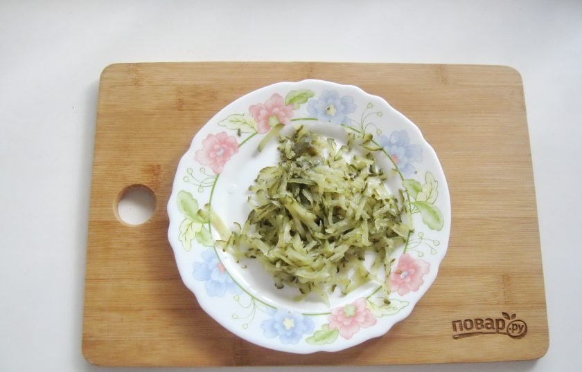 1. Этап. Салат Счастливый Ганс: Соленый огурец также натрите на терке.