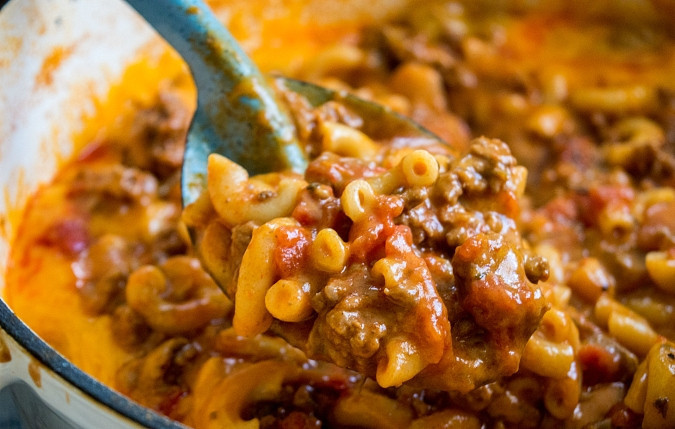 1. Этап. Гуляш из говядины с сыром: 4. В конце макароны добавьте к основному блюдо. Всё перемешайте и подавайте. Приятного аппетита!