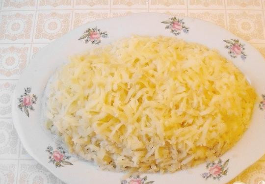 1. Этап. Салат Мимоза с сельдью: 5. Прямо в кожуре отвариваем картофель, очищаем и натираем на крупную терку сверху белков, солим. Картофель должен быть холодным.