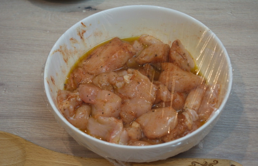 1. Этап. Шашлык из индейки: Влейте в миску с мясом растительное масло. Еще раз все перемешайте, затяните миску пленкой. Поставьте на 12 часов в холодильник.