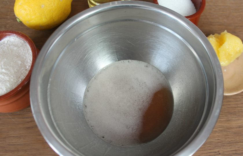 1. Этап. Постное печенье на соке: В миску наливаем яблочный сок и насыпаем соду. Все перемешиваем.