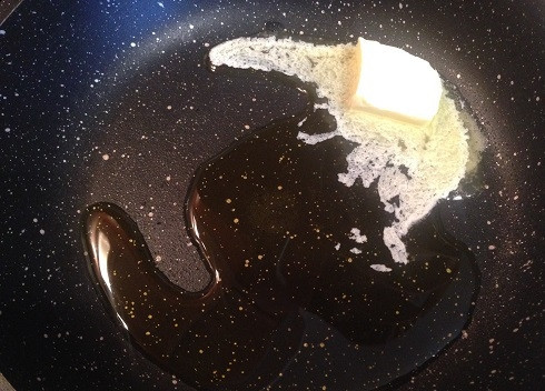 1. Этап. Паста по-турецки с кефиром, луком и соленым сыром: 2. Пока закипает вода для варки макарон и потом, пока макароны варятся, мы успеем сделать все остальное. Разогреваем на сковороде оливковое и сливочное масло.