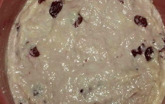 1. Этап. Вишневый пирог с кленовым сиропом: Форму для выпечки смажьте маслом, посыпьте мукой, излишки муки стряхните. Переложите тесто в форму и поставьте в горячую духовку на 45–50 минут.