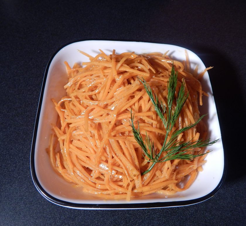 1. Этап. Корейская морковь: 5. Подавайте охлажденный салат, можно украсить веточкой зелени.