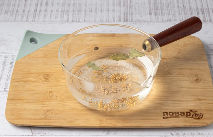 1. Этап. Маринованные шампиньоны с овощами: Для маринада вскипятите воду с лавровым листом, зернами горчицы, солью, сахаром и душистым перцем. Проварите 2-3 минуты. Снимите с плиты. Добавьте растительное масло и уксус.