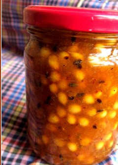 1. Этап. Густое варенье из облепихи: 5. Затем разлейте лакомство по стерилизованным банкам и переверните. Не забудьте укутать баночки теплым одеялом на сутки, после чего можете убрать варенье в холод.