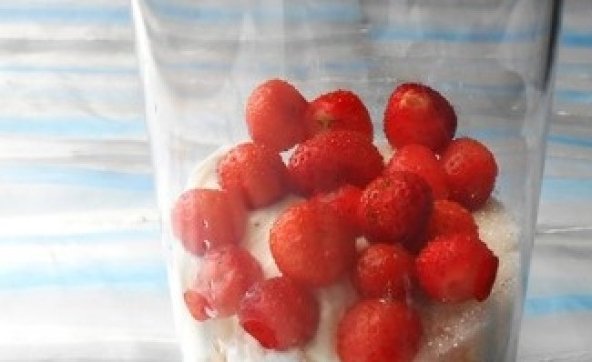 1. Этап. Даниссимо творожный: В чашу блендера поместите ягоды и творог. Добавьте сметану и сахар. При желании количество сахара можно увеличить, если вы любите более сладкие десерты.