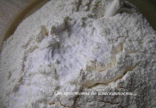 1. Этап. Имбирно-лимонное печенье «Ёлочки»: Влейте растительное масло, всыпьте муку с содой.