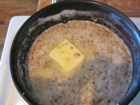 1. Этап. Каша гречневая на молоке: Готовая гречневая каша должна быть немного жидковатой, снимаем ее с огня, добавляем в кашу сливочное масло, соль и сахар. Перемешиваем все и на 10 минут оставляем кашу настаиваться под крышкой.