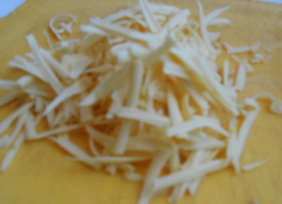 1. Этап. Блинчики с грибами и сыром: Сыр натереть на терке.