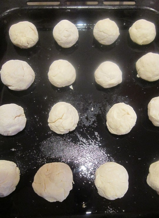 1. Этап. Булочки с творогом без дрожжей: 3. Формируем булочки и выкладываем на противень. Отправляем их в разогретую до 180 градусов духовку и выпекаем около получаса. При необходимости огонь можно уменьшить.