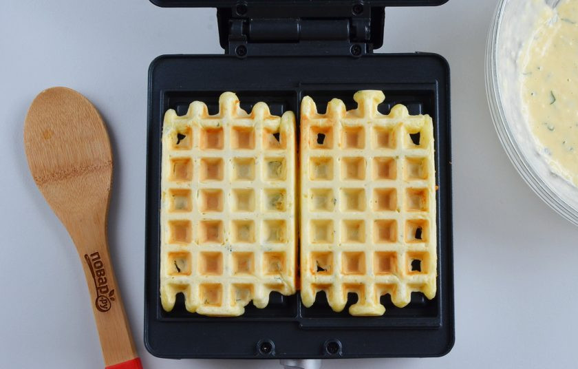 1. Этап. Сырная выпечка: Закройте крышку вафельницы и жарьте пару минут вафельки до румяного цвета.