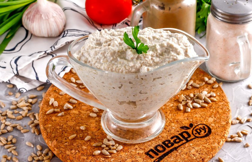 1. Этап. Майонез из подсолнечных семечек: Подайте майонез из подсолнечных семечек к столу вместе с салатом из свежих овощей, запеченной или отварной рыбой и т.д.