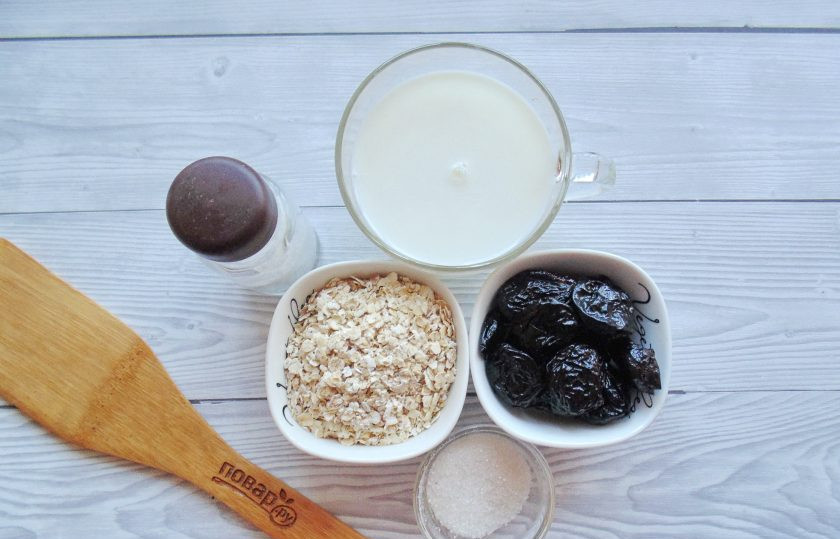 1. Этап. Овсянка с черносливом: Возьмите ингредиенты для приготовления овсяной каши с черносливом.