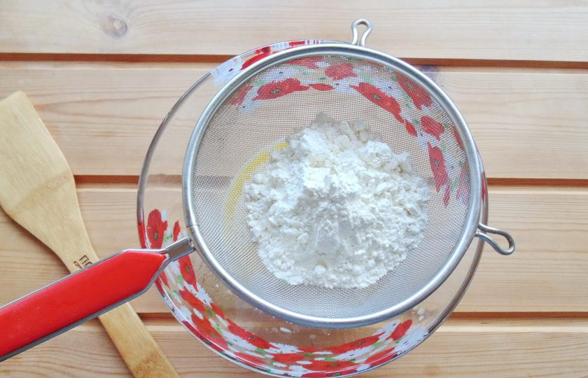 1. Этап. Пирог с капустой и грибами: Добавьте соль и просеянную муку.