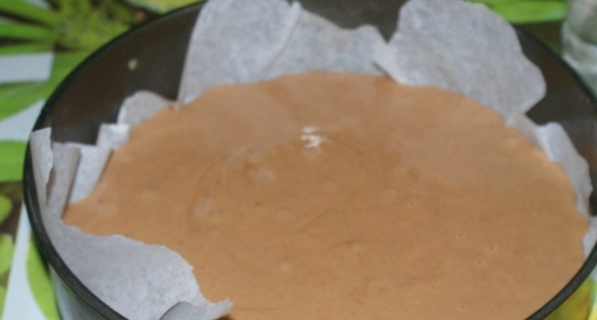 1. Этап. Торт на майонезе: 4. Форму для выпечки застилаю пергаментом. Выливаю в неё бисквитное тесто, отправляю в разогретый до 180 градусов духовой шкаф на 40 минут.