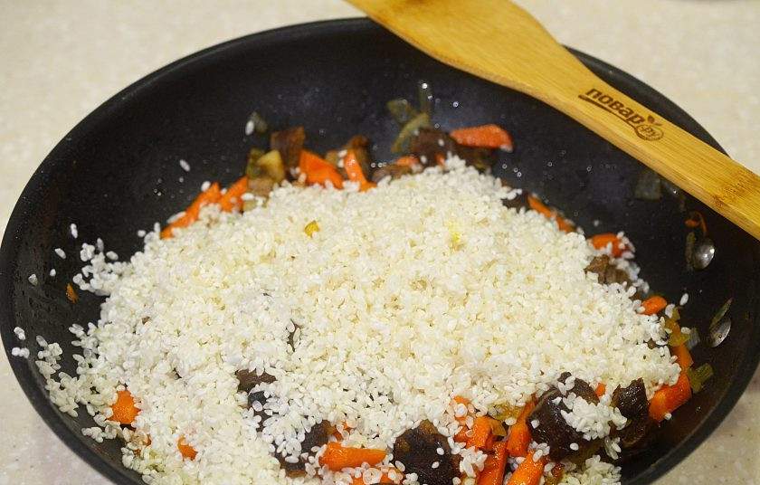 1. Этап. Плов по-хорезмски: 8. Рис очень хорошо промойте и добавьте в сковороду.