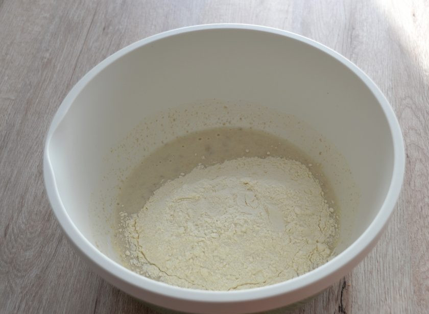 1. Этап. Пшеничный хлеб на ржаной закваске: Добавьте в опару соль и оставшуюся муку, замесите тесто. При желании, в целях ускорения процесса брожения можно добавить небольшой кусочек (2 грамма) свежих прессованных дрожжей. Оставьте тесто при комнатной температуре для брожения на 3 часа.