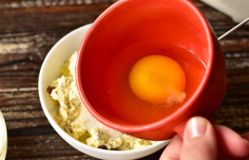 1. Этап. Ленивые вареники с бананом: Добавьте яйцо.