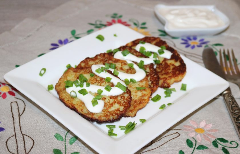 1. Этап. Драники на сметане: Подавайте драники горячими, с пылу с жару со сметаной. Приятного аппетита!