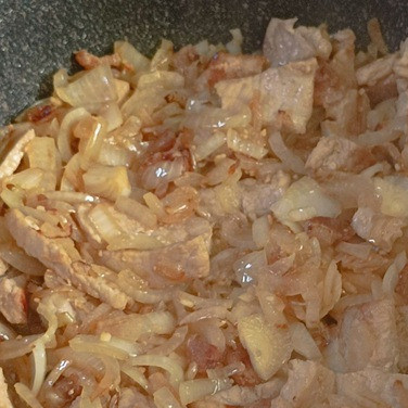 1. Этап. Мясное рагу с кукурузой: Мясо нарезать тонкими ломтиками, сладкий перец полосками. Лук нарезать помельче, а чеснок мелко порубить. Мясо обжарить на разогретом растительном масле в глубоком сотейнике. Добавить лук и жарить до золотистого цвета.