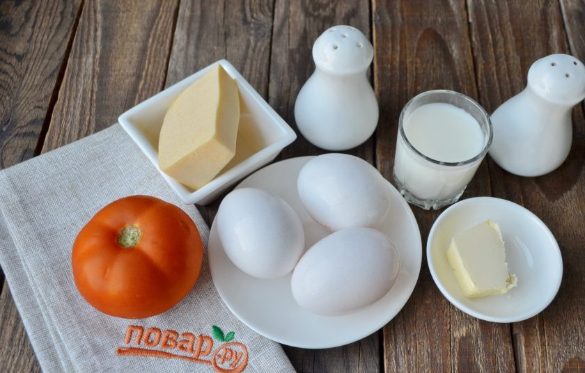 1. Этап. Омлет с помидорами (мастер-класс): Подготовьте продукты. В зависимости от вашего аппетита на одну порцию возьмите два или три крупных яйца. Вымойте тщательно яйца и помидор. Приступим!