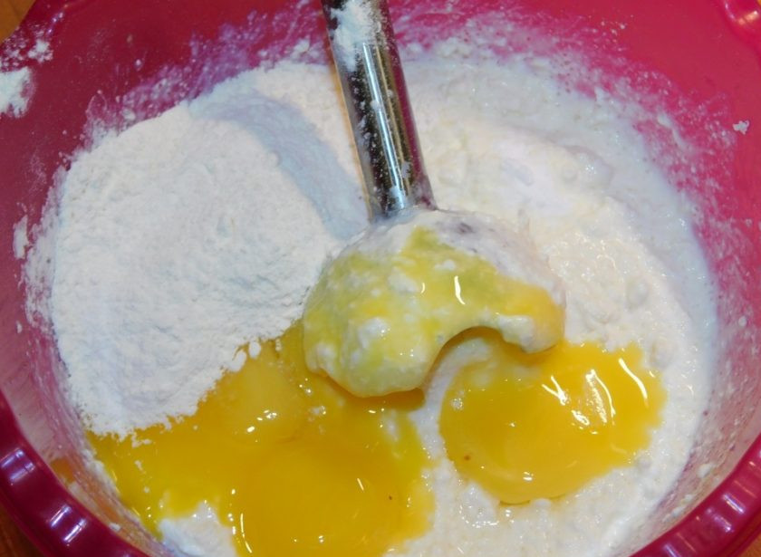 1. Этап. Творожный пудинг с вишней: Затем отделите белки от желтков. Желтки добавьте к творогу. Также добавьте муку и соду. Все перемешайте.