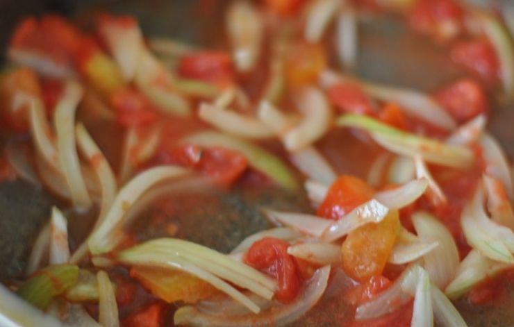 1. Этап. Фаршированные макароны трубочки: С помидор снимаем кожицу и нарезаем кубиками, лук режем полукольцами, перец брусками, обжариваем овощи на сковороде до мягкости.