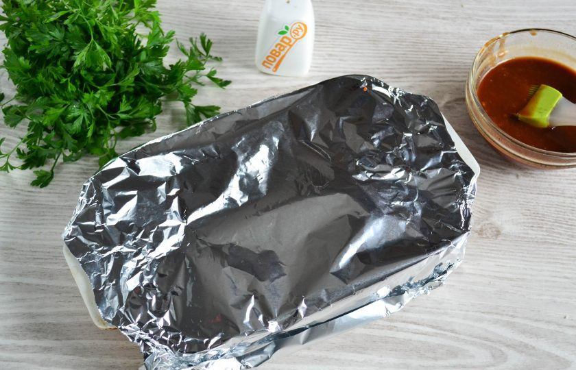1. Этап. Маринад для ребрышек в духовке: Накройте форму для запекания фольгой и отправьте в духовку, разогретую до градусов на 30 минут.