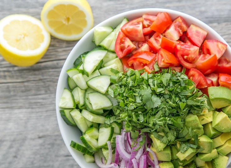 1. Этап. Салат с авокадо: 2. Все измельченные продукты перекладываю в миску, чтобы удобно было перемешивать.