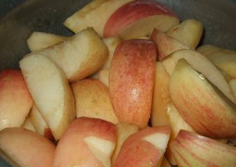 1. Этап. Курица с яблоками в мультиварке: 3. Нарежьте яблоки.
